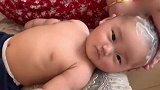 奶奶给小宝宝洗头，宝宝一动不动真乖巧，让人忍不住喜欢