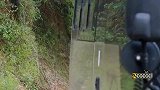 五哈兄弟上身军大衣下身短裤迎着人造飘雪，来到第二季的蘑菇屋