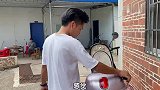 韦庆达和老梁就像长不大的孩子，两个人一起干活，有说有笑好兄弟