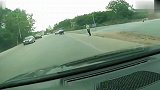 摩托车突然变道超速，却没看到迎面而来的大卡车，悲剧了