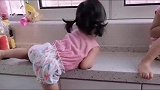 一岁半双胞胎姐妹爬厨房偷吃东西，你俩上辈子一定是猴子