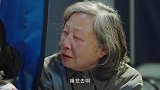 听到女孩的歌声，美女不忍心将家人的消息告诉她
