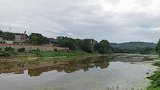 雨后旭水河雷公滩大桥下的古堰闸