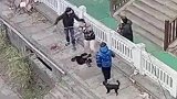 女子意外落水，穿羽绒服漂在水面上