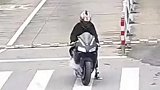 浙江丽水：摩托车十字路口自燃，车主不知所措用嘴吹火