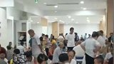 大爷大妈超市蹭空调，抽烟打牌聊天