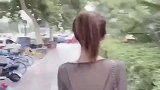 美女扮嫩说自己是后，结果被小伙当场拆穿，尴了个尬