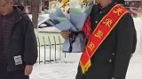 从军16年的老兵光荣退伍，手捧着鲜花向妻子报到