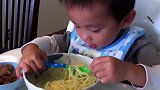 孩子吃面条，一看这吃狼狈的吃相，就知道宝宝是真的饿了！