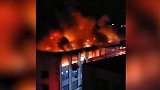 广州花都一工厂大火：消防员高声劝离围观民众 明火已被扑灭