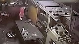 男子感觉不对劲，从后门溜了出去，监控拍下让人腿软画面！
