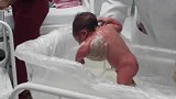 护士这样给初生婴儿洗澡，宝宝身体都不用下水，太用心了