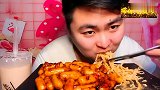 小哥哥不停往嘴里塞面好有食欲
