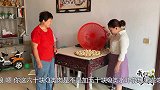 婆婆让儿媳回娘家送饺子，儿媳听完不愿意了，亲自把娘家爸接过来