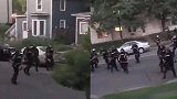 美国警察向站在家门口的民众开枪 恐怖全程曝光