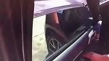 哥们的车窗玻璃竟要这个厚度，这是又多害怕打劫啊