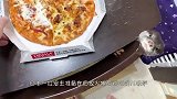 水獭看到主人吃披萨，立刻拿来自己的小碗，简直太萌了