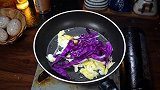 紫甘蓝怎么吃，简单又好吃的紫甘蓝炒鸡蛋，超级下饭