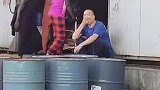 这非洲女的，就喜欢咱这白净的小伙子啊