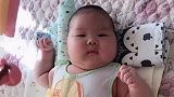 肉嘟嘟的小宝宝躺在床上，这脸是真大啊，长大了怎么找男朋友