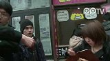 米原康正与美女拍照合影