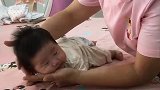 小宝宝抬头有助于骨骼发育，每天时间不用太长，几分钟就可以了！