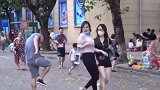 小姐姐走路好好的，男子一个下意识的动作，小姐姐当场还击！