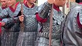 赵丽颖的兵收工排队交衣服