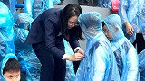 浙江绍兴：比赛途中突然下雨，大家都在穿雨衣直到看到她