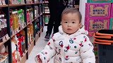 妈妈让萌娃在超市转一圈