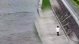 小哥在钱塘海潮危险区域上演生死时速，网友：这才是真正的弄潮儿啊