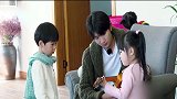 《青春旅社》花絮：超甜！王源哥哥向小妹妹学习弹唱《小星星》