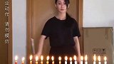 女孩蒙眼用双截棍灭蜡烛划燃火柴，棍法精准行云流水
