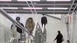 猴哥在地铁站耍宝，结果就悲剧了