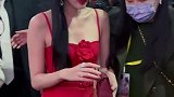 古力娜扎红色吊带连衣裙也太美了叭！想问下口红色号是多少