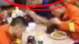 消防员凌晨四点出警回来用餐，市民为消防员买单后悄悄离开