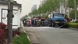 洒水车后面一群电动车，关键是这个配乐真绝了