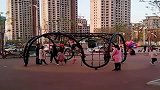 广场的免费游乐园，最惹小朋友喜欢，卫生还可以！