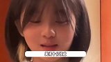 黄多多纽约坐地铁被偶遇，素颜也美得很权威，穿丝袜破洞不拘小节