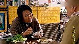 刘能嫌弃大葱蘸酱太简单，妻子一个动作，吓得他抱着碗猛吃