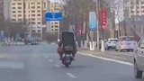 当外卖小哥遇上粘人外卖箱，一个肘击