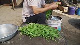 三包螺蛳粉、四斤蛏子，阿远做辣炒蛏子，又煮了锅螺蛳粉尝尝鲜