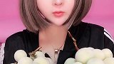 美女直播吃冰葡萄，牙口不好的真不敢嚼，太冰了