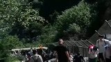 男子爬泰山看到游客扔的垃圾很气愤