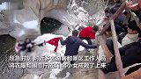 山西一景区内小孩不慎滑落入冰水，好心人用衣服围巾拧绳营救