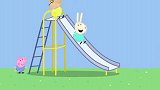猪爸爸和乔治一起玩滑梯，猪爸爸被卡在了滑梯上