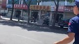 情奶奶为小蓝孩们送来雪糕和一张字条，放下后转身就走