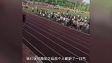 综合-17年-高校运动会奇葩事 接力赛第三名竟然是只狗-新闻