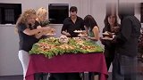 路人做美容，不料醒了被食物包围，最后路人也吃了起来