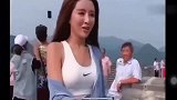 这位大哥是个人才，配合得真默契！
